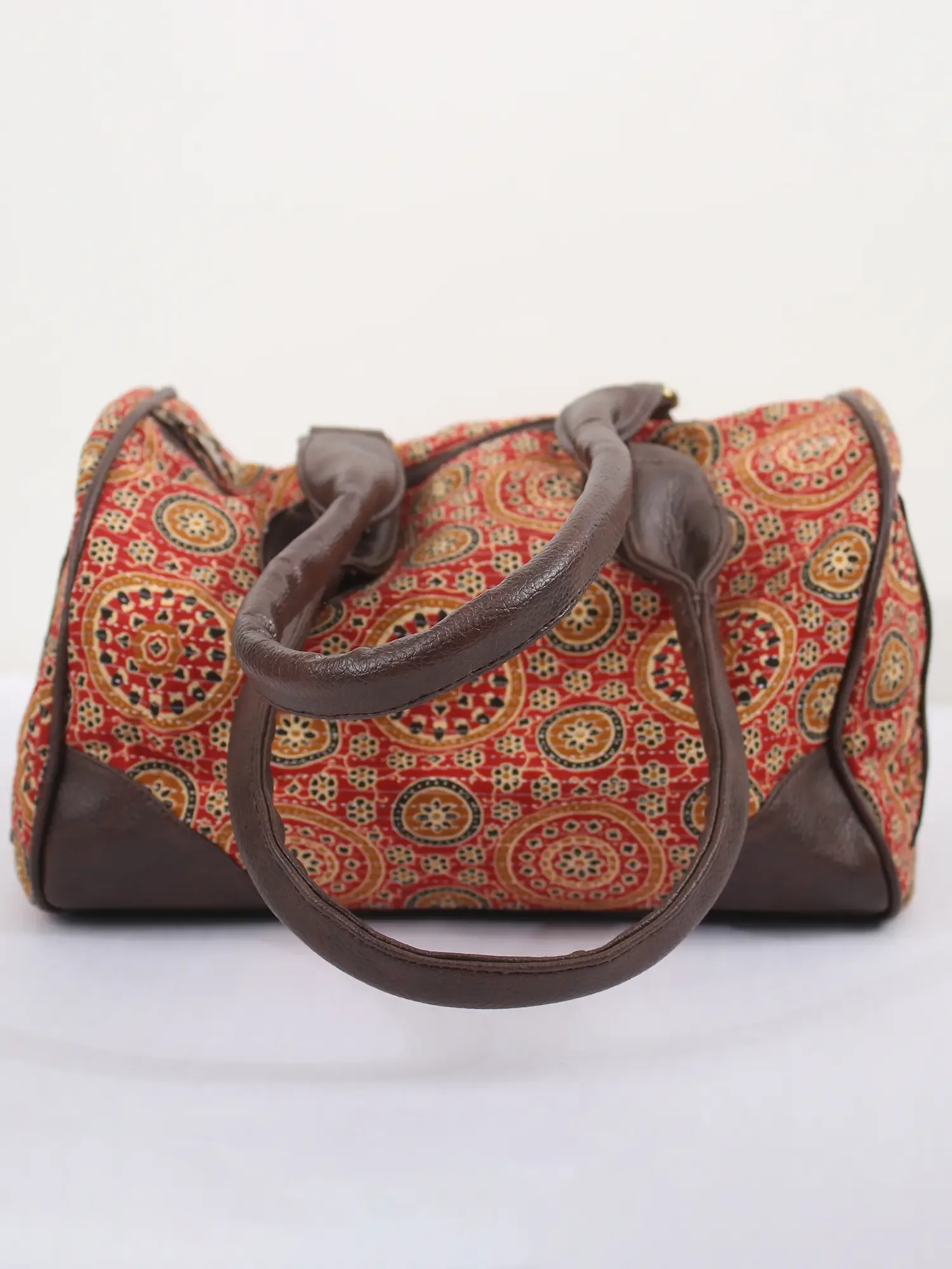 Pompeian-Red Printed Cotton Duffle Bags with Sunglasses Hand Case, alternate view